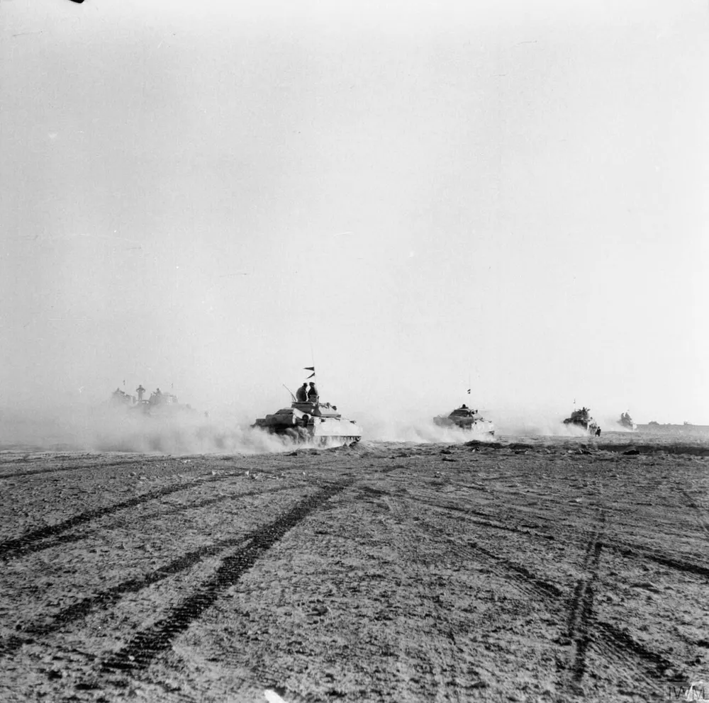 Brytyjskie czołgi ruszające do natarcia pod El Alamein, 1942