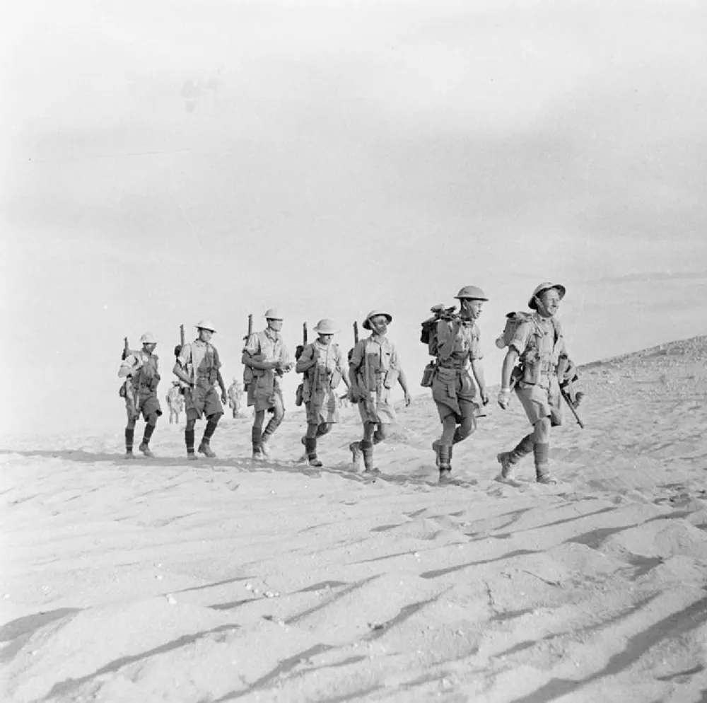 Patrol piechoty wyruszający na ziemię niczyją, Pustynia Zachodnia, 1942