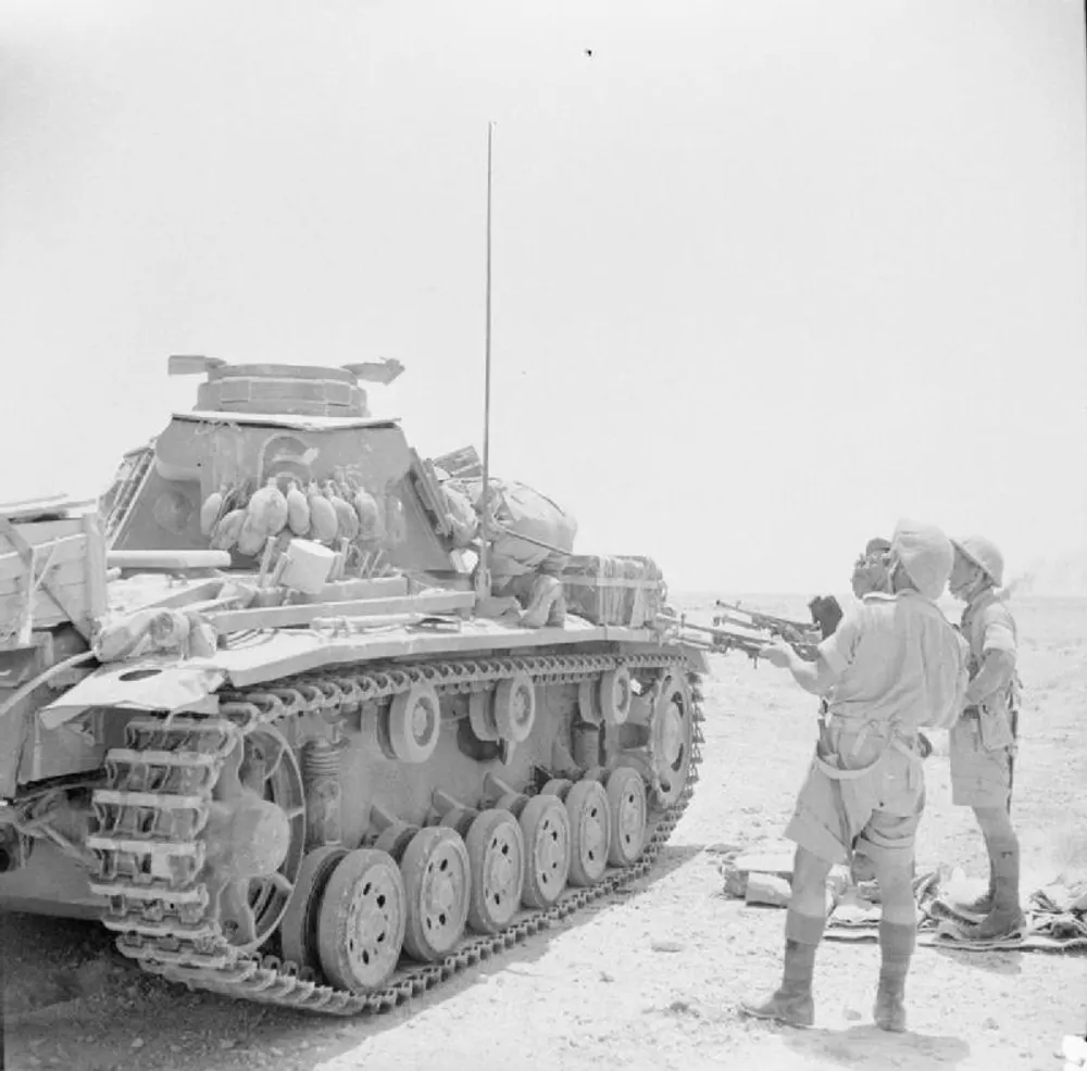 Zniszczony niemiecki czołg PzKpfw III przeszukiwany przez piechotę, 1942