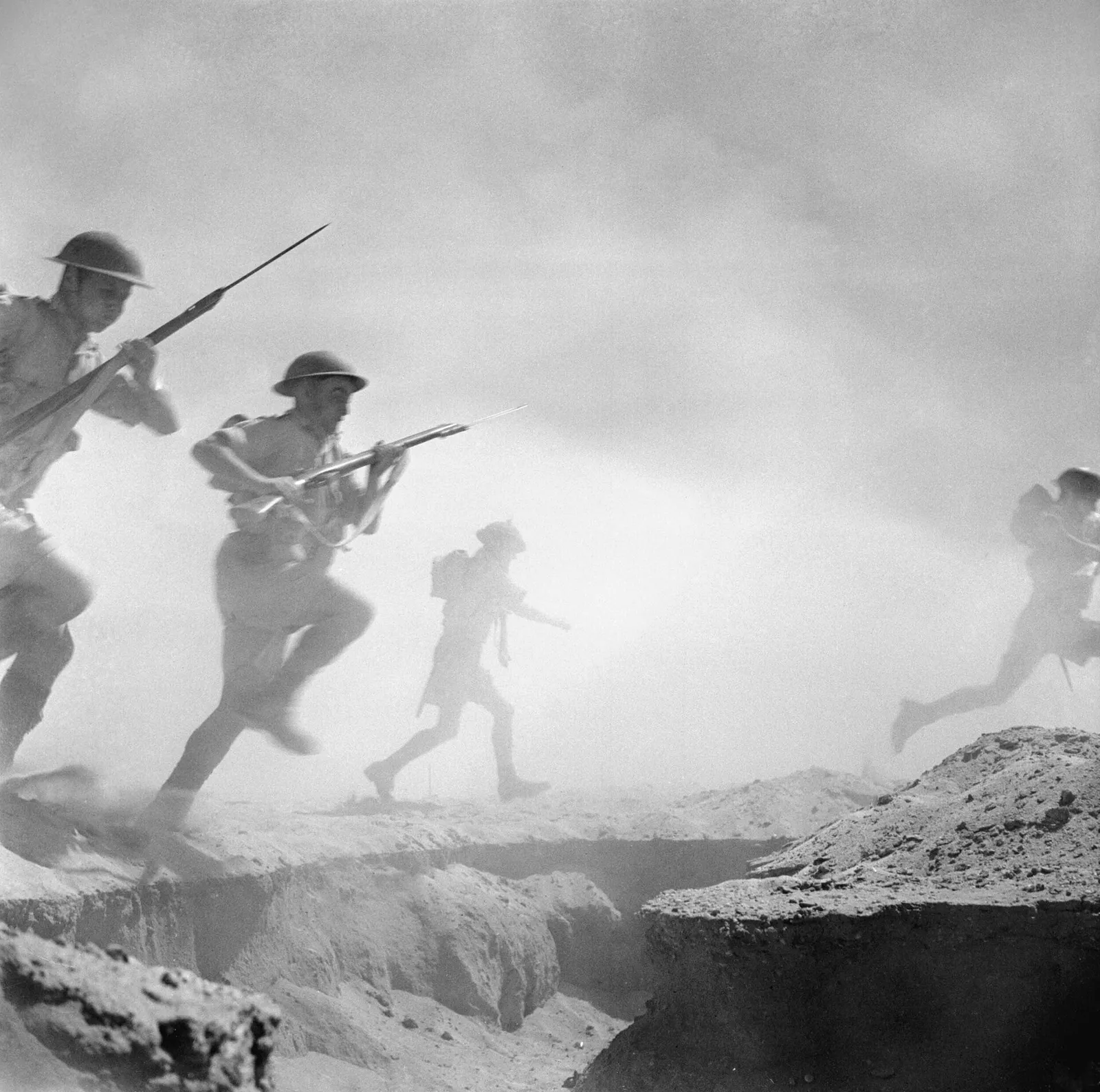El Alamein 1942: brytyjska piechota naciera w kurzu i dymie bitwy